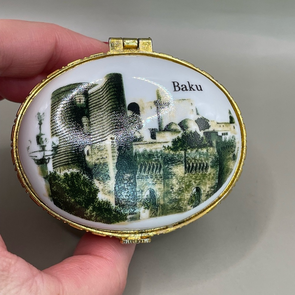 Vintage Baku Azerbaijan Oval Jewelry Trinket Footed Hinged Porcelain Box - Picture 2 of 7